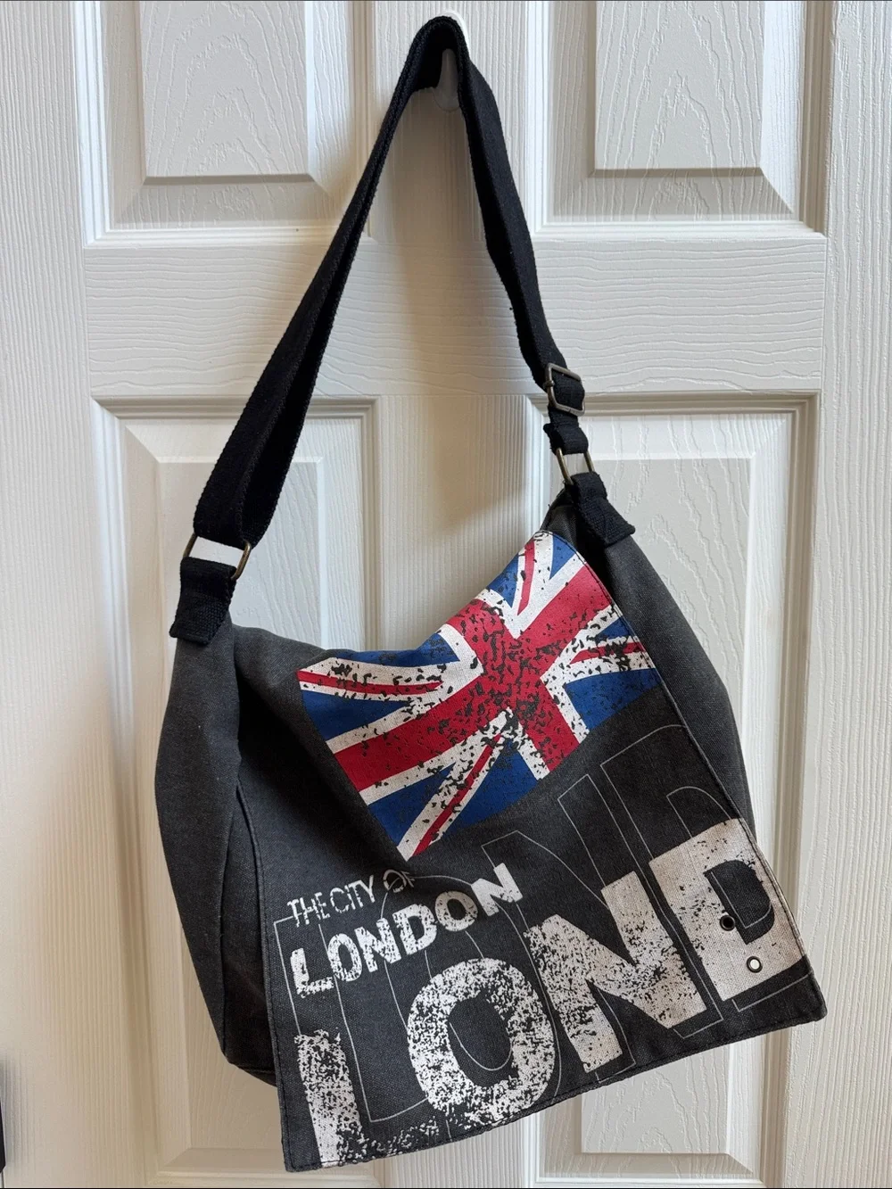 iRobin Ruth canvas messenger bag features a distressed Union Jack flag